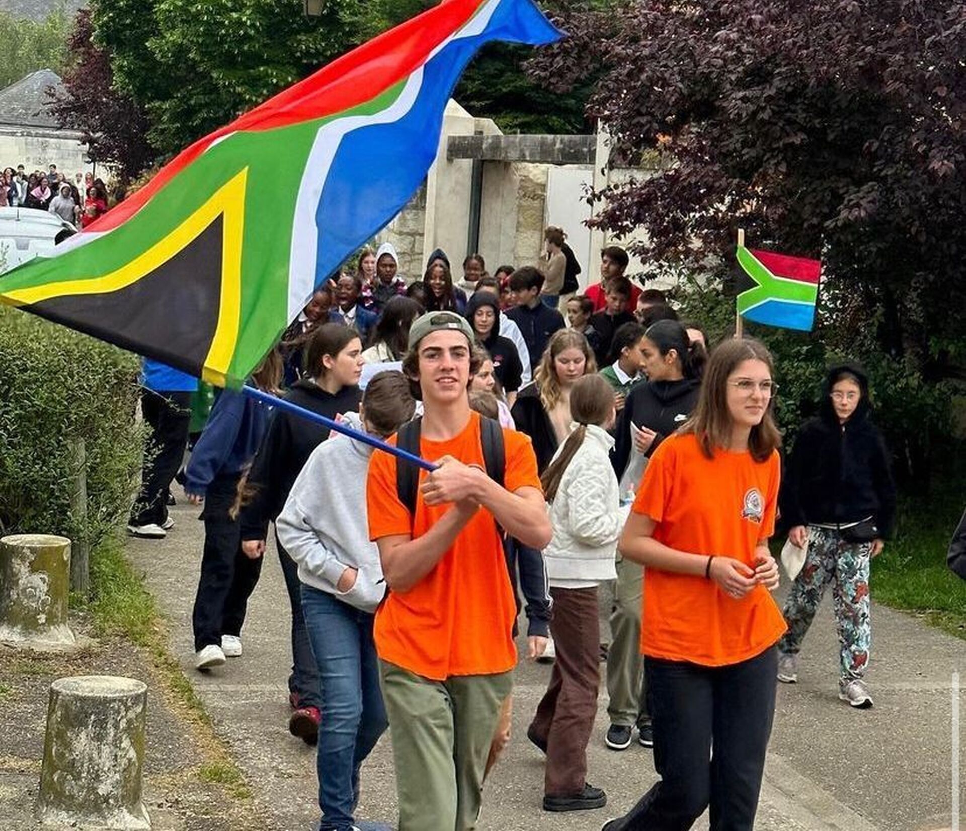 Boosting South Africas diplomatic relations by parading through the Loches streets